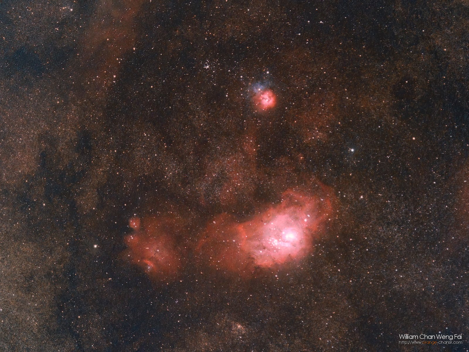 礁湖星雲、三裂星雲（Messier 8 / 20），絕大部分的天體都會發射 SHO 三種頻率，因此我們可以用力度較強的濾鏡去保留這些光線，而放棄其他。