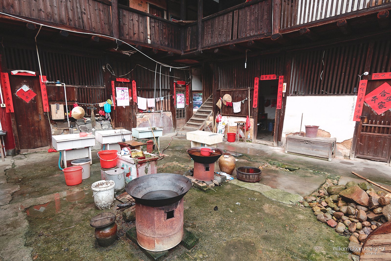 2012 年的慶雲樓還有原住民，中央庭園可見飯灶等生活用品。
9-18mm